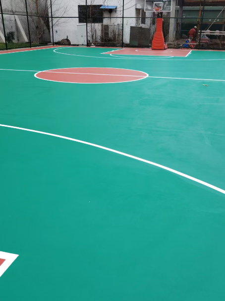 博乐 球场长期使用易出现地面开裂